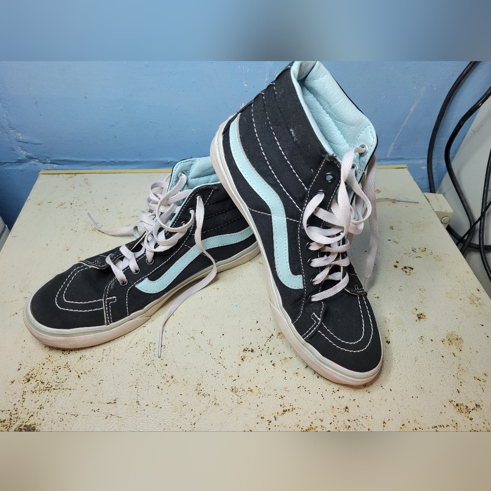 Vans skateboard high top shoes in like new condition  Mens 7 ladies 8.5